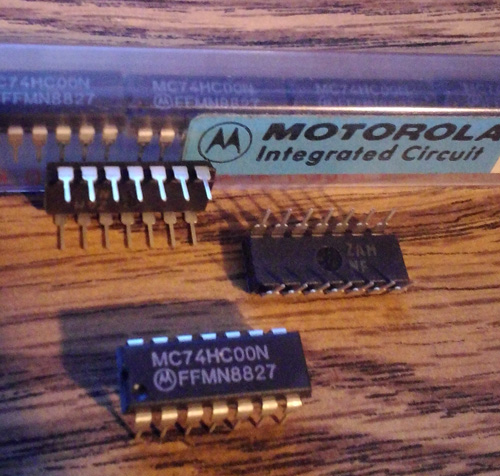 Lot of 22: Motorola MC74HC00N