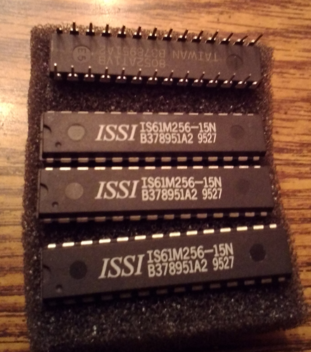 Lot of 8: ISSI IS61M256-15N