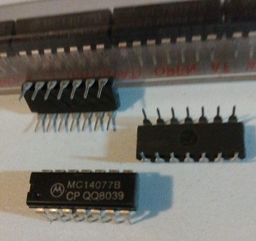 Lot of 23: Motorola MC14077BCP